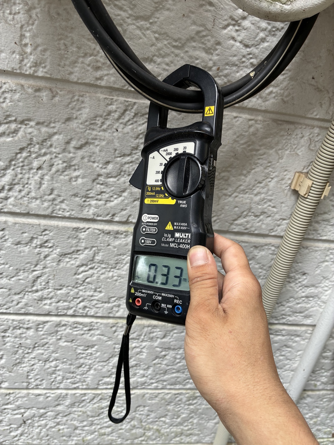 クランプリーカーを使用した漏れ電流測定の様子